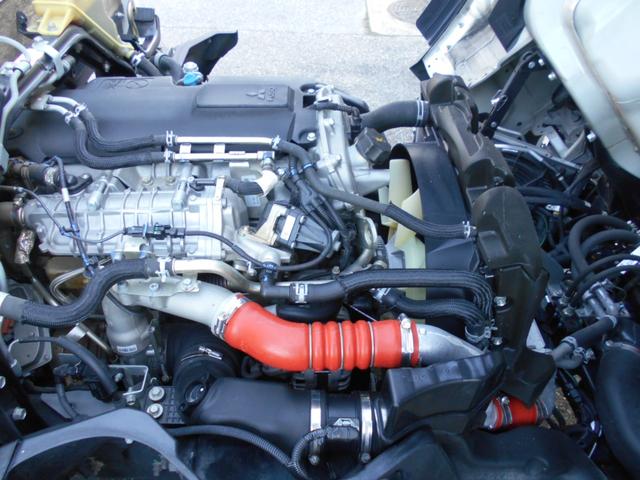 キャンター 全低床平ボデイ　２０００ｋｇ積み４ナンバー　リアＷタイヤ　社外ナビ　バックカメラ　ＥＴＣ　キーレス　左電格ミラー　フォグランプ　ドラレコ　衝突被害軽減ブレーキ　車線逸脱警報装置　横滑り防止装置　坂道発進補助装置　ＥＣＯモードスイッチ（13枚目）