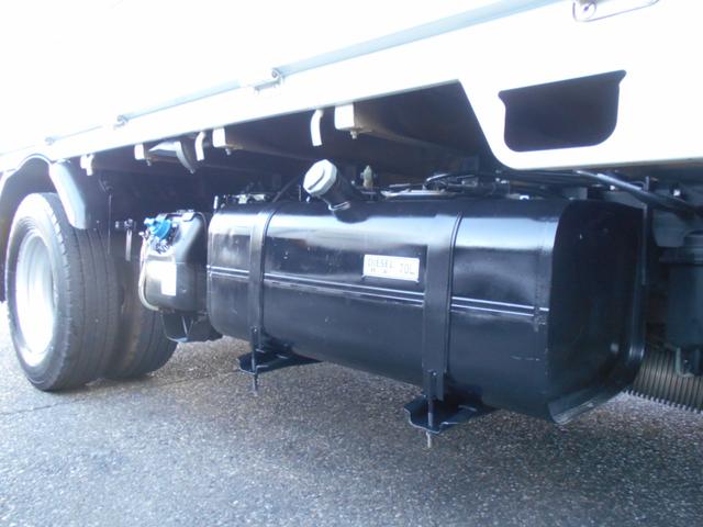 キャンター 全低床平ボデイ　２０００ｋｇ積み４ナンバー　リアＷタイヤ　社外ナビ　バックカメラ　ＥＴＣ　キーレス　左電格ミラー　フォグランプ　ドラレコ　衝突被害軽減ブレーキ　車線逸脱警報装置　横滑り防止装置　坂道発進補助装置　ＥＣＯモードスイッチ（15枚目）