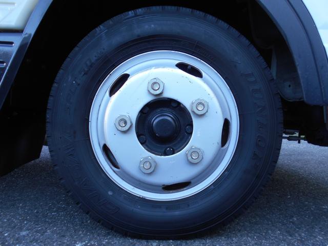 キャンター 全低床平ボデイ　２０００ｋｇ積み４ナンバー　リアＷタイヤ　社外ナビ　バックカメラ　ＥＴＣ　キーレス　左電格ミラー　フォグランプ　ドラレコ　衝突被害軽減ブレーキ　車線逸脱警報装置　横滑り防止装置　坂道発進補助装置　ＥＣＯモードスイッチ（17枚目）