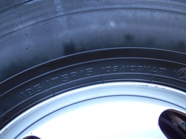 キャンター 全低床平ボデイ　２０００ｋｇ積み４ナンバー　リアＷタイヤ　社外ナビ　バックカメラ　ＥＴＣ　キーレス　左電格ミラー　フォグランプ　ドラレコ　衝突被害軽減ブレーキ　車線逸脱警報装置　横滑り防止装置　坂道発進補助装置　ＥＣＯモードスイッチ（18枚目）