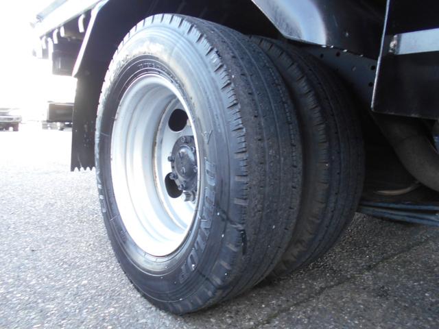 キャンター 全低床平ボデイ　２０００ｋｇ積み４ナンバー　リアＷタイヤ　社外ナビ　バックカメラ　ＥＴＣ　キーレス　左電格ミラー　フォグランプ　ドラレコ　衝突被害軽減ブレーキ　車線逸脱警報装置　横滑り防止装置　坂道発進補助装置　ＥＣＯモードスイッチ（19枚目）