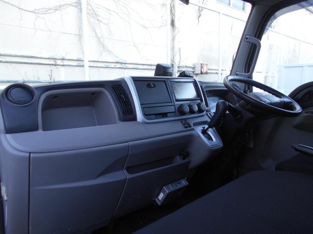 キャンター 全低床平ボデイ　２０００ｋｇ積み４ナンバー　リアＷタイヤ　社外ナビ　バックカメラ　ＥＴＣ　キーレス　左電格ミラー　フォグランプ　ドラレコ　衝突被害軽減ブレーキ　車線逸脱警報装置　横滑り防止装置　坂道発進補助装置　ＥＣＯモードスイッチ（22枚目）