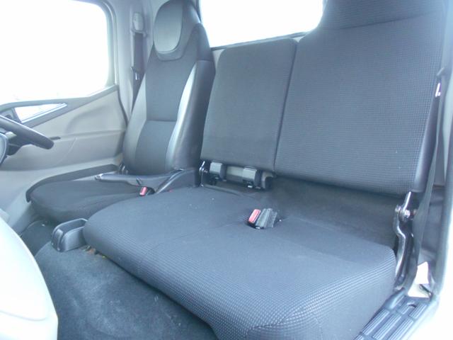 キャンター 全低床平ボデイ　２０００ｋｇ積み４ナンバー　リアＷタイヤ　社外ナビ　バックカメラ　ＥＴＣ　キーレス　左電格ミラー　フォグランプ　ドラレコ　衝突被害軽減ブレーキ　車線逸脱警報装置　横滑り防止装置　坂道発進補助装置　ＥＣＯモードスイッチ（23枚目）