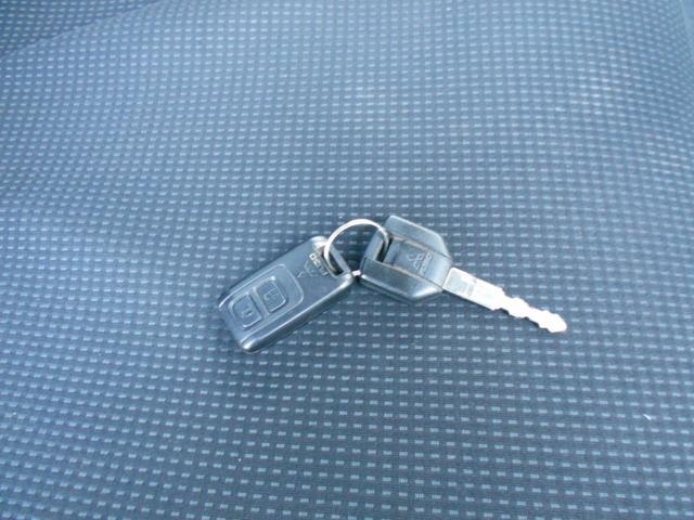 キャンター 全低床平ボデイ　２０００ｋｇ積み４ナンバー　リアＷタイヤ　社外ナビ　バックカメラ　ＥＴＣ　キーレス　左電格ミラー　フォグランプ　ドラレコ　衝突被害軽減ブレーキ　車線逸脱警報装置　横滑り防止装置　坂道発進補助装置　ＥＣＯモードスイッチ（34枚目）