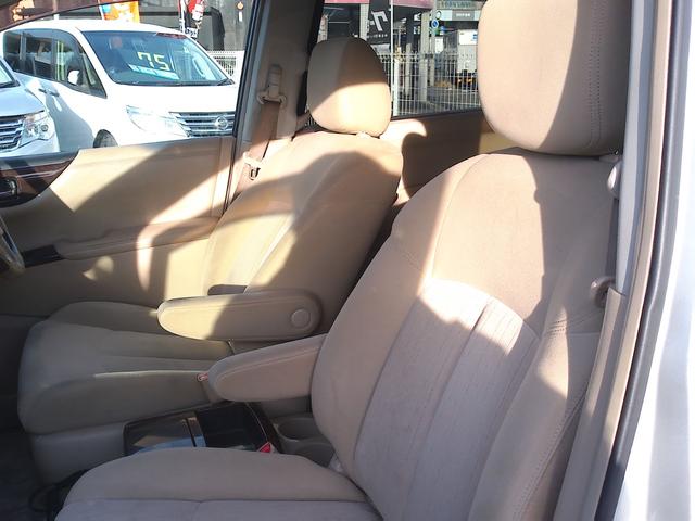 使用感少なく綺麗な室内♪車内はスミズミまで高温スチームクリーナーにて徹底的に清掃♪フロアマットも取り外し丸洗い♪下地のカーペットにいたるまで清掃いたします♪清潔な車内で快適ドライブ♪