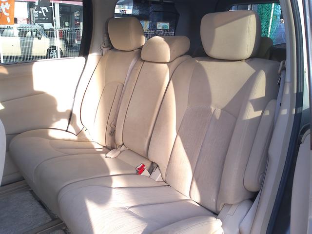 ２列目も足元広々♪