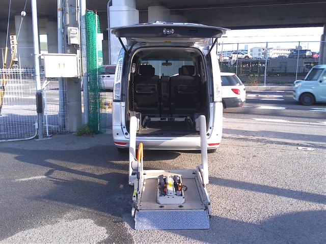 セレナ ２０Ｓ　チェアキャブ　リフタータイプ　車検２年付　車いすリフト　車いす１名＋５名乗車純正メモリーナビ　フルセグ　バックモニター　クルーズコントロール　両側スライドドア　キーレスリモコン（12枚目）