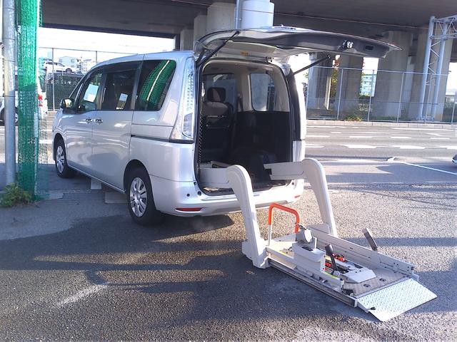 セレナ ２０Ｓ　チェアキャブ　リフタータイプ　車検２年付　車いすリフト　車いす１名＋５名乗車純正メモリーナビ　フルセグ　バックモニター　クルーズコントロール　両側スライドドア　キーレスリモコン（13枚目）