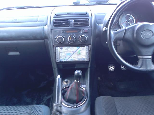 アルテッツァ ＲＳ２００　リミテッド　車検２年付　６速ＭＴ　３Ｓエンジン　　リアウィング　社外アルミ　純正ナビ　ＤＶＤ再生　ＣＤ　キーレスリモコン　ＨＩＤ　電動格納ミラー　ＥＴＣ　フロマット　ドアバイザー　オートエアコン（11枚目）