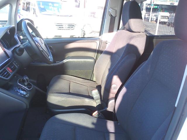 ノア ハイブリッドＧ　車検２年付　純正９インチナビ　パノラミックビューモニター　フルセグ　ＤＶＤ再生　Ｂｌｕｅｔｏｏｔｈ　ＥＴＣ　クルコン　フロントカメラ　サイドカメラ　ＬＥＤ（8枚目）