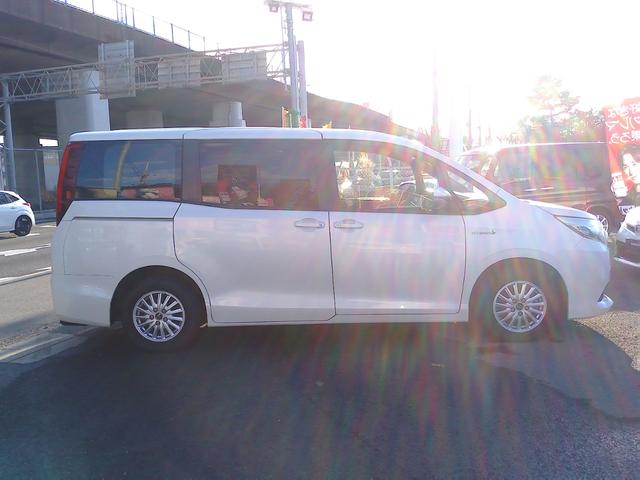 ノア ハイブリッドＧ　車検２年付　純正９インチナビ　パノラミックビューモニター　フルセグ　ＤＶＤ再生　Ｂｌｕｅｔｏｏｔｈ　ＥＴＣ　クルコン　フロントカメラ　サイドカメラ　ＬＥＤ（18枚目）