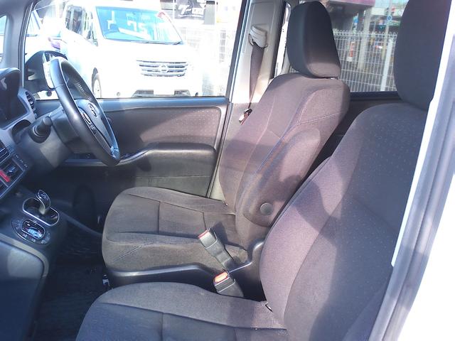 ヴォクシー ハイブリッドＶ　車検２年付　純正９インチナビ　後席モニター　フルセグ　ＤＶＤ再生　Ｂｌｕｅｔｏｏｔｈ　バックモニター　両側パワースライドドア　ローダウン　ＥＴＣ（8枚目）