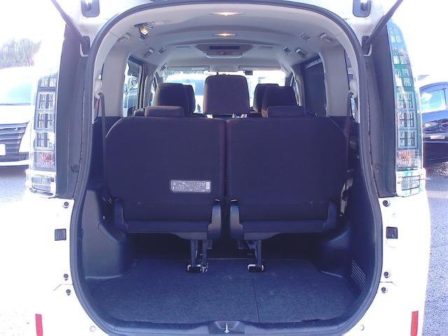 ヴォクシー ハイブリッドＶ　車検２年付　純正９インチナビ　後席モニター　フルセグ　ＤＶＤ再生　Ｂｌｕｅｔｏｏｔｈ　バックモニター　両側パワースライドドア　ローダウン　ＥＴＣ（11枚目）