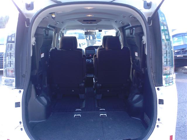 ヴォクシー ハイブリッドＶ　車検２年付　純正９インチナビ　後席モニター　フルセグ　ＤＶＤ再生　Ｂｌｕｅｔｏｏｔｈ　バックモニター　両側パワースライドドア　ローダウン　ＥＴＣ（12枚目）