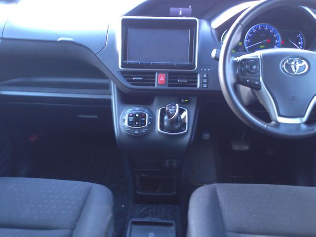 ヴォクシー ハイブリッドＶ　車検２年付　純正９インチナビ　後席モニター　フルセグ　ＤＶＤ再生　Ｂｌｕｅｔｏｏｔｈ　バックモニター　両側パワースライドドア　ローダウン　ＥＴＣ（13枚目）