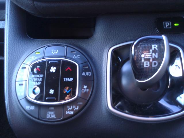 ヴォクシー ハイブリッドＶ　車検２年付　純正９インチナビ　後席モニター　フルセグ　ＤＶＤ再生　Ｂｌｕｅｔｏｏｔｈ　バックモニター　両側パワースライドドア　ローダウン　ＥＴＣ（19枚目）