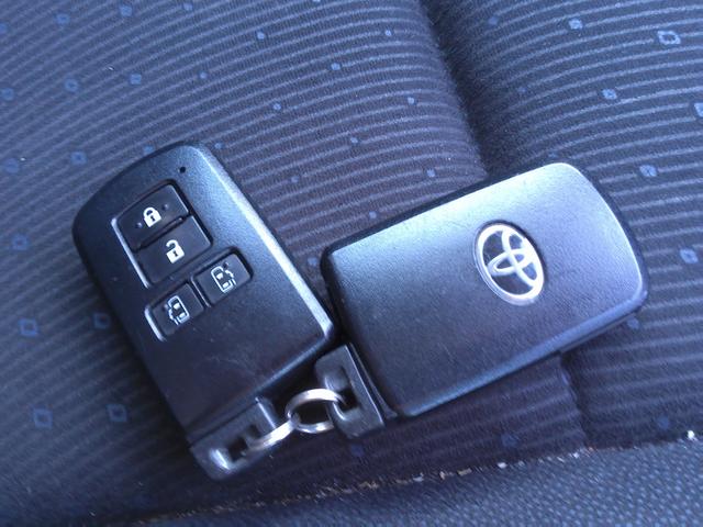 ヴォクシー ハイブリッドＶ　車検２年付　純正９インチナビ　後席モニター　フルセグ　ＤＶＤ再生　Ｂｌｕｅｔｏｏｔｈ　バックモニター　両側パワースライドドア　ローダウン　ＥＴＣ（20枚目）