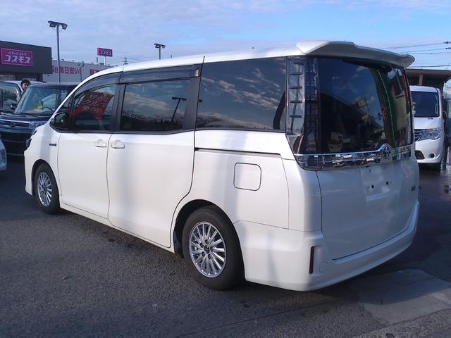 ヴォクシー ハイブリッドＶ　車検２年付　純正９インチナビ　後席モニター　フルセグ　ＤＶＤ再生　Ｂｌｕｅｔｏｏｔｈ　バックモニター　両側パワースライドドア　ローダウン　ＥＴＣ（23枚目）