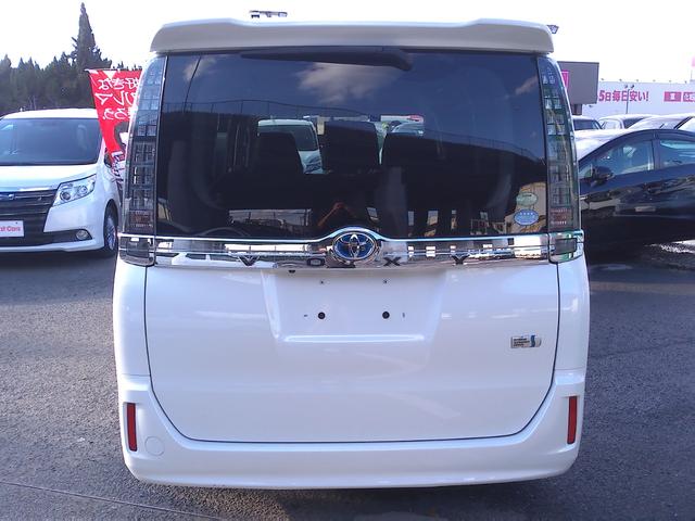 ヴォクシー ハイブリッドＶ　車検２年付　純正９インチナビ　後席モニター　フルセグ　ＤＶＤ再生　Ｂｌｕｅｔｏｏｔｈ　バックモニター　両側パワースライドドア　ローダウン　ＥＴＣ（24枚目）
