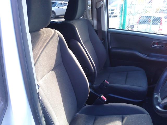 ヴォクシー ハイブリッドＶ　車検２年付　純正９インチナビ　後席モニター　フルセグ　ＤＶＤ再生　Ｂｌｕｅｔｏｏｔｈ　バックモニター　両側パワースライドドア　ローダウン　ＥＴＣ（30枚目）