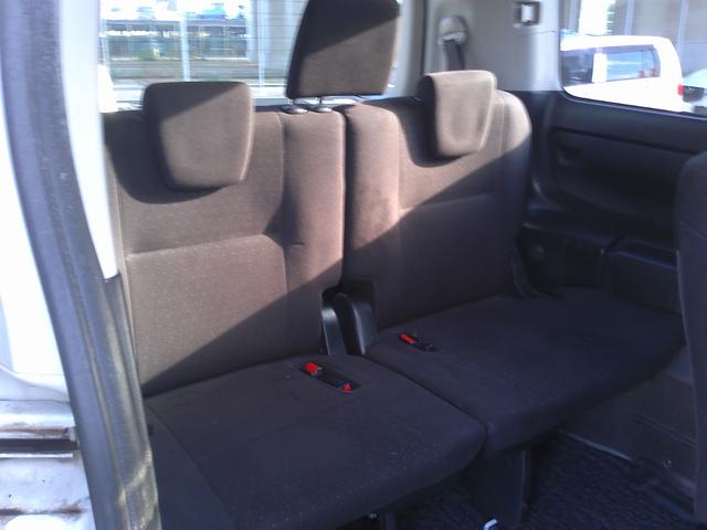 ヴォクシー ハイブリッドＶ　車検２年付　純正９インチナビ　後席モニター　フルセグ　ＤＶＤ再生　Ｂｌｕｅｔｏｏｔｈ　バックモニター　両側パワースライドドア　ローダウン　ＥＴＣ（32枚目）