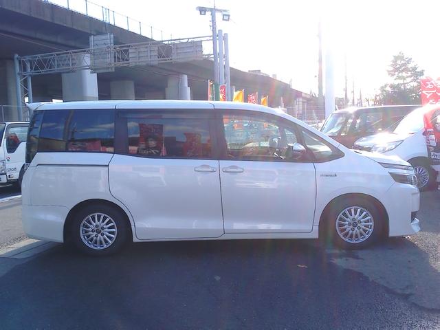 ヴォクシー ハイブリッドＶ　車検２年付　純正９インチナビ　後席モニター　フルセグ　ＤＶＤ再生　Ｂｌｕｅｔｏｏｔｈ　バックモニター　両側パワースライドドア　ローダウン　ＥＴＣ（36枚目）