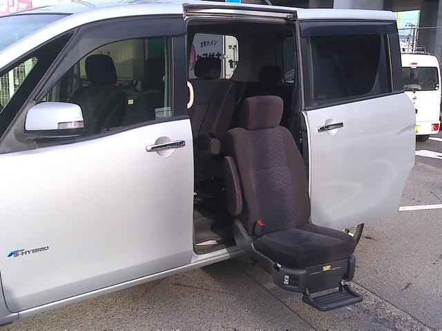 セレナ ２０Ｘ　Ｓ－ハイブリッド　セカンドスライドアップシート　車検２年付　プッシュスタート　ナビＴＶ　バックモニター　ＣＤ　ラジオ　エマージェンシーブレーキ　クルーズコントロール（8枚目）