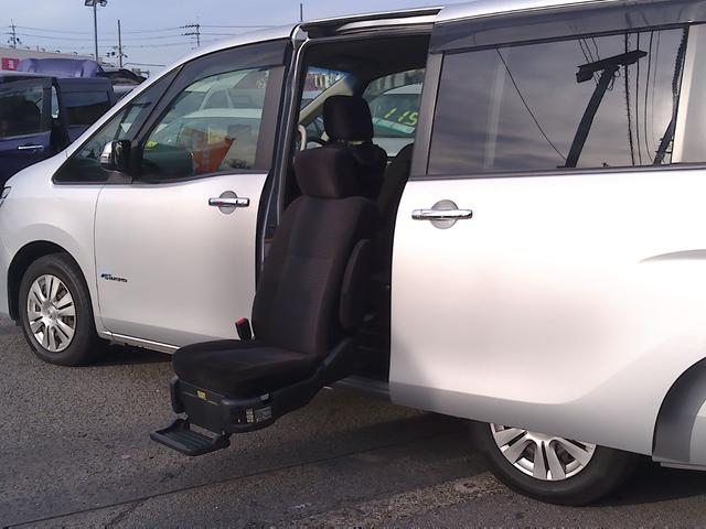 セレナ ２０Ｘ　Ｓ－ハイブリッド　セカンドスライドアップシート　車検２年付　プッシュスタート　ナビＴＶ　バックモニター　ＣＤ　ラジオ　エマージェンシーブレーキ　クルーズコントロール（9枚目）