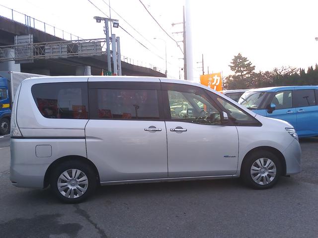 セレナ ２０Ｘ　Ｓ－ハイブリッド　セカンドスライドアップシート　車検２年付　プッシュスタート　ナビＴＶ　バックモニター　ＣＤ　ラジオ　エマージェンシーブレーキ　クルーズコントロール（21枚目）