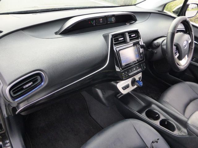 プリウス Ｓツーリングセレクション　モデリスタエアロ／ナビ／ＴＶ／Ｂカメラ／シートヒーター／１７インチＡＷ／（12枚目）