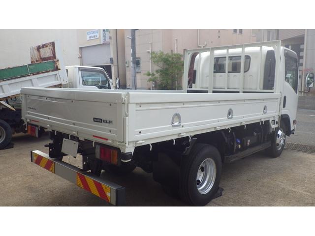 エルフトラック 　低床４．６ｔ平ボディ／ワイドセミロング／積載４６００ｋｇ／６速マニュアル／荷台木板／ＥＴＣ／エアコン／パワステ／パワーウインドウ／仕上げ済み（3枚目）