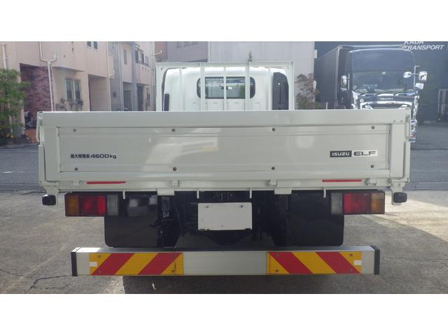 エルフトラック 　低床４．６ｔ平ボディ／ワイドセミロング／積載４６００ｋｇ／６速マニュアル／荷台木板／ＥＴＣ／エアコン／パワステ／パワーウインドウ／仕上げ済み（10枚目）