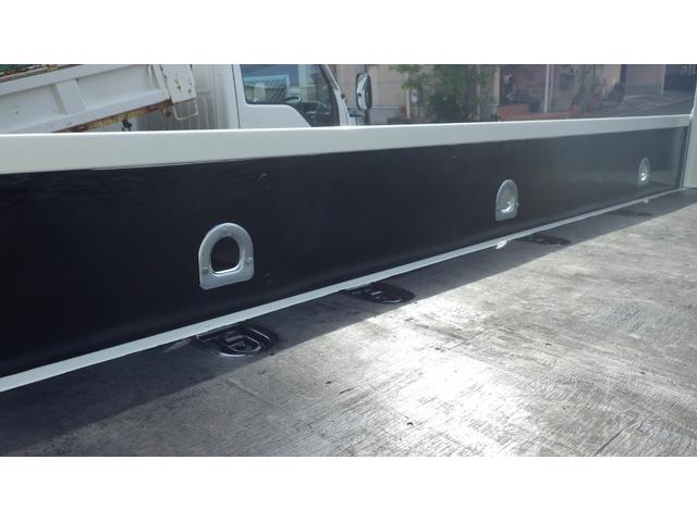 エルフトラック 　低床４．６ｔ平ボディ／ワイドセミロング／積載４６００ｋｇ／６速マニュアル／荷台木板／ＥＴＣ／エアコン／パワステ／パワーウインドウ／仕上げ済み（17枚目）