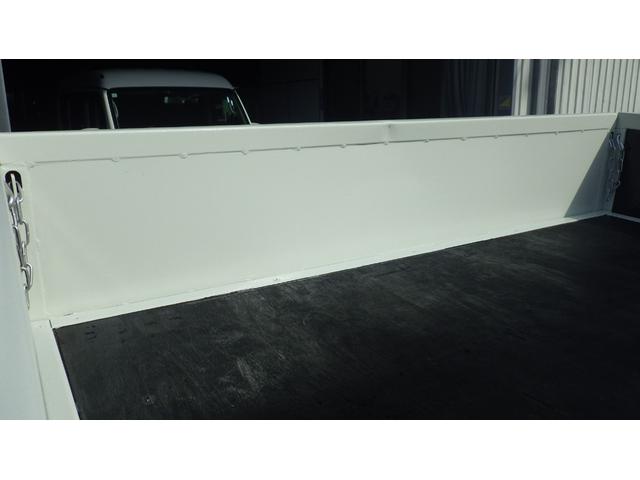 エルフトラック 　低床４．６ｔ平ボディ／ワイドセミロング／積載４６００ｋｇ／６速マニュアル／荷台木板／ＥＴＣ／エアコン／パワステ／パワーウインドウ／仕上げ済み（18枚目）