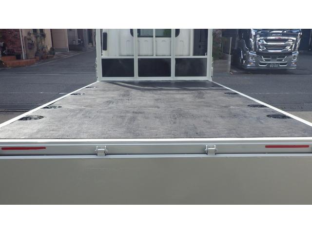 エルフトラック 　低床４．６ｔ平ボディ／ワイドセミロング／積載４６００ｋｇ／６速マニュアル／荷台木板／ＥＴＣ／エアコン／パワステ／パワーウインドウ／仕上げ済み（21枚目）