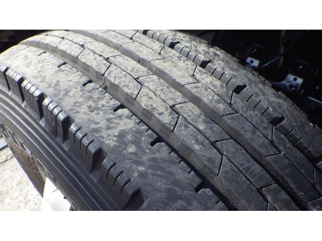 エルフトラック 　低床４．６ｔ平ボディ／ワイドセミロング／積載４６００ｋｇ／６速マニュアル／荷台木板／ＥＴＣ／エアコン／パワステ／パワーウインドウ／仕上げ済み（49枚目）