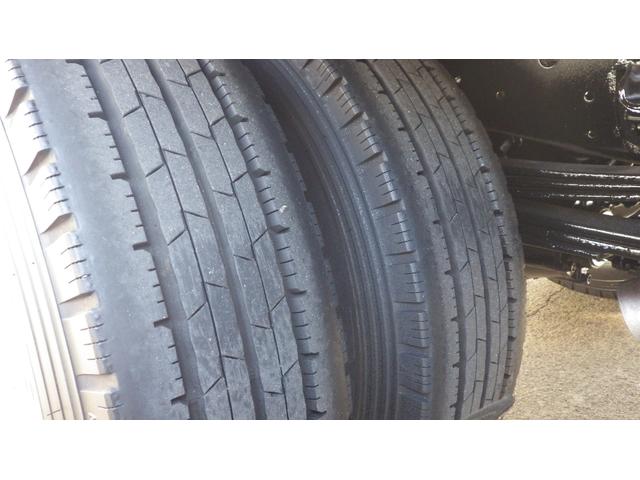 エルフトラック 　低床４．６ｔ平ボディ／ワイドセミロング／積載４６００ｋｇ／６速マニュアル／荷台木板／ＥＴＣ／エアコン／パワステ／パワーウインドウ／仕上げ済み（51枚目）