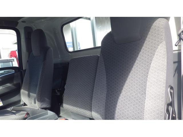 エルフトラック 　低床４．６ｔ平ボディ／ワイドセミロング／積載４６００ｋｇ／６速マニュアル／荷台木板／ＥＴＣ／エアコン／パワステ／パワーウインドウ／仕上げ済み（79枚目）