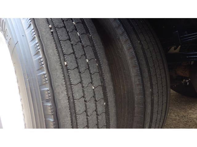 キャンター ロング　低床４．６５ｔワイドロング／積載４６５０ｋｇ／６速ＡＴ／オートマ／荷台鉄板張り／レーダーブレーキ／車線はみだし警告／ＥＴＣ／デュオニックオーバーホール（44枚目）