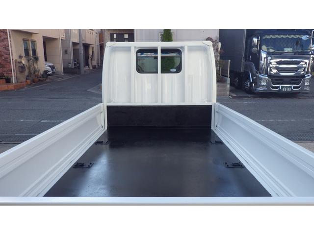 タイタンダッシュ 　低床１．３５ｔ平ボディ／積載１３５０ｋｇ／車両総重量３０２５ｋｇ／５速マニュアル／２０００ｃｃガソリンエンジン／ＥＴＣ付き／エアコン／パワステ／パワーウインドウ／仕上げ済み（18枚目）