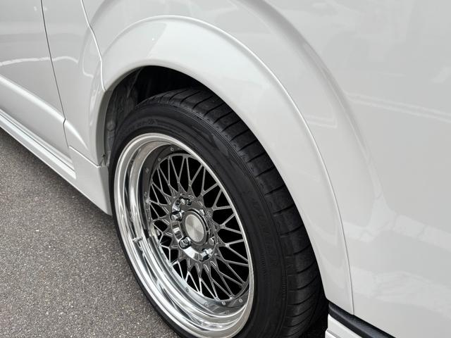 ハイエースバン スーパーGL ダークプライムII 禁煙 モデリスタフルエアロ ESSEX18AW ローダウン オーバーフェンダー リヤスポ シルクブレイズフェンダーミラー 社外LEDテール 革調シートカバー LEDヘッド アルパインナビ フルセグTV(8枚目)