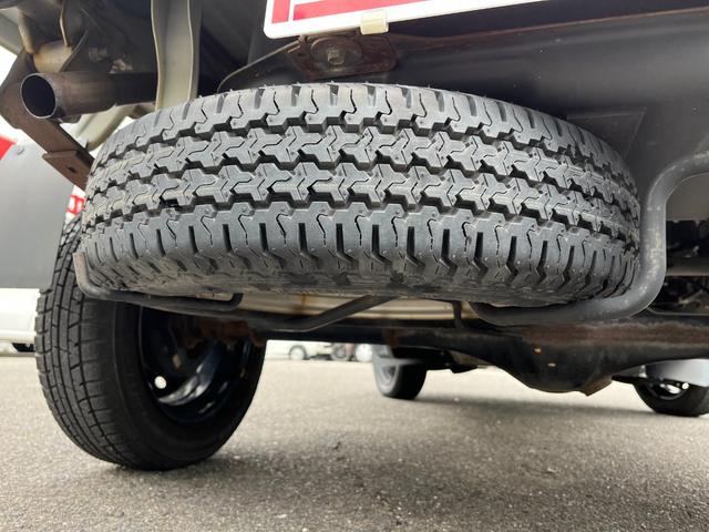 エアコン・パワステスペシャルVS ワンオーナー 禁煙車 4WD 5MT 三方開 カロッツェリアHDDナビ フルセグTV bluetoothオーディオ 荷台大型作業灯 純正荷台マット 社外LEDヘッドライト ヘッドライトレベライザー(41枚目)