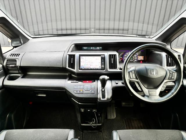 ステップワゴンスパーダ Ｚ　クールスピリット　禁煙車　８人乗　両側パワスラ　純正ＨＤＤナビ　フルセグＴＶ　バックカメラ　ＥＴＣ　パドルシフト　クルコン　ハーフレザー　シートリフター　後席サンシェード　ＨＩＤヘッドライト　スマートキー　純正１７ＡＷ（3枚目）