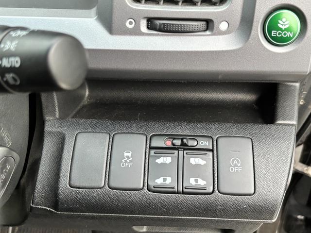 ステップワゴンスパーダ Ｚ　クールスピリット　禁煙車　８人乗　両側パワスラ　純正ＨＤＤナビ　フルセグＴＶ　バックカメラ　ＥＴＣ　パドルシフト　クルコン　ハーフレザー　シートリフター　後席サンシェード　ＨＩＤヘッドライト　スマートキー　純正１７ＡＷ（5枚目）