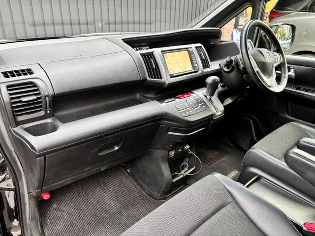 ステップワゴンスパーダ Ｚ　クールスピリット　禁煙車　８人乗　両側パワスラ　純正ＨＤＤナビ　フルセグＴＶ　バックカメラ　ＥＴＣ　パドルシフト　クルコン　ハーフレザー　シートリフター　後席サンシェード　ＨＩＤヘッドライト　スマートキー　純正１７ＡＷ（37枚目）