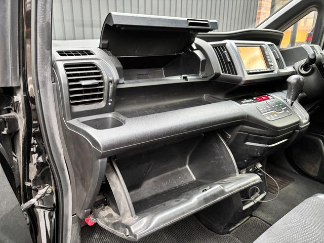 ステップワゴンスパーダ Ｚ　クールスピリット　禁煙車　８人乗　両側パワスラ　純正ＨＤＤナビ　フルセグＴＶ　バックカメラ　ＥＴＣ　パドルシフト　クルコン　ハーフレザー　シートリフター　後席サンシェード　ＨＩＤヘッドライト　スマートキー　純正１７ＡＷ（38枚目）