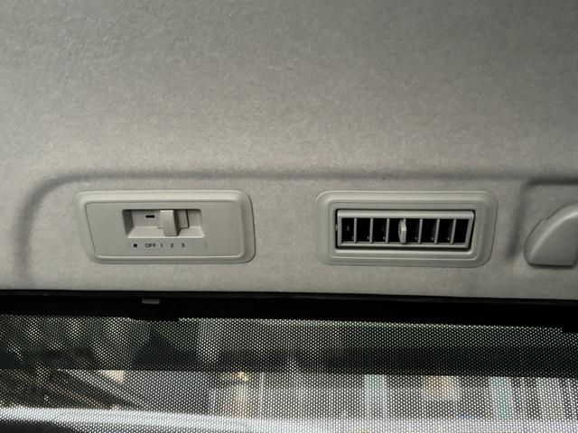 ステップワゴンスパーダ Ｚ　クールスピリット　禁煙車　８人乗　両側パワスラ　純正ＨＤＤナビ　フルセグＴＶ　バックカメラ　ＥＴＣ　パドルシフト　クルコン　ハーフレザー　シートリフター　後席サンシェード　ＨＩＤヘッドライト　スマートキー　純正１７ＡＷ（42枚目）