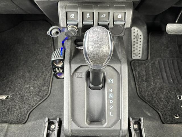 ジムニー XC 1オーナー 禁煙車 パートタイム4WD ターボ 社外メモリナビ フルセグTV BT音楽 バックカメラ クルコン シートヒーター LEDヘッド オートライト ブレーキサポート スマートキー 純正16AW(19枚目)