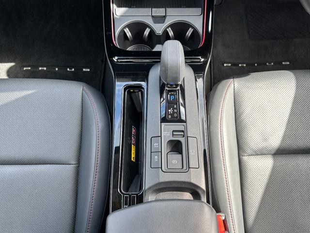 プリウス Ｚ　１オーナー　禁煙車　モデリスタフルエアロ　パノラマルーフ　デジタルＭ（ドラレコ機能）　レッド加飾フル合皮　チームメイト　１２．３型ＤＡナビ　パノラミックビューＭ　ＢＳＭ　レーダークルコン　Ｐバックドア（33枚目）