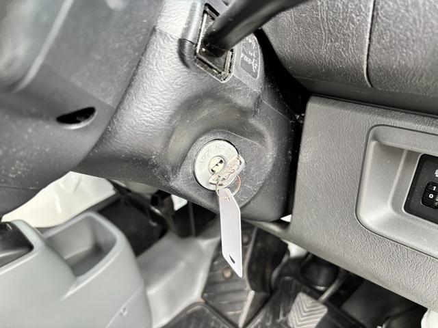 ミニキャブバン ＣＤ　禁煙車　３速ＡＴ　ハイルーフ　社外ＵＳＢオーディオ　ＦＭ／ＡＭ　ＥＴＣ　純正ラバーマット　集中ドアロック　リヤガラスフィルム　ヘッドライトレベライザー　スペアタイヤ（18枚目）